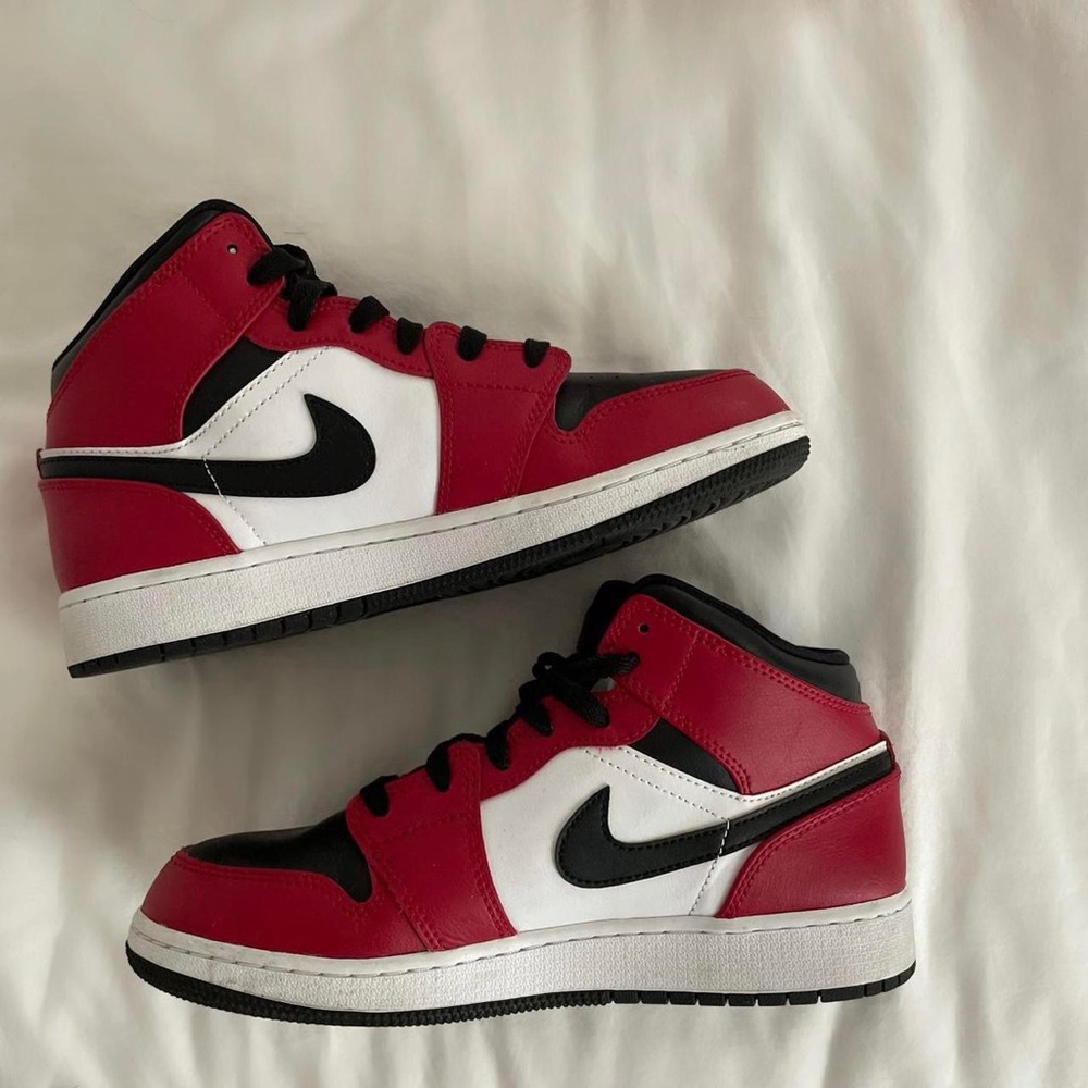 Air Jordan 1 Mid GS "Chicago Black Toe"
